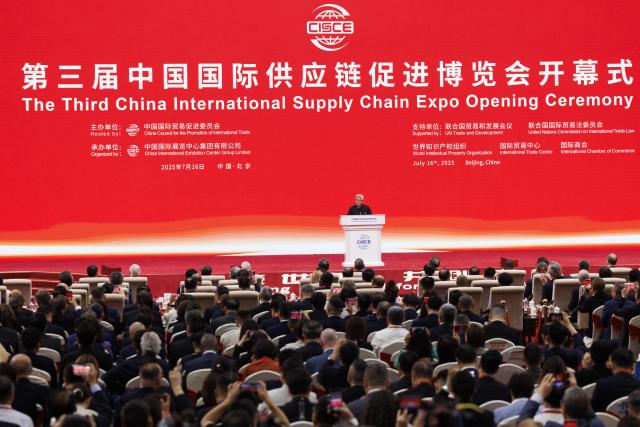 (250716) -- BEIJING, July 16, 2025 (Xinhua) -- Nvidia CEO Jensen Huang delivers a speech at the opening ceremony of the third China International Supply Chain Expo (CISCE) in Beijing, capital of China, July 16, 2025.
  The third CISCE opened in Beijing on Wednesday, rallying multinational giants including Nvidia, Apple, and Airbus to showcase industrial resilience and cross-border collaboration. (Xinhua/Jin Liwang)