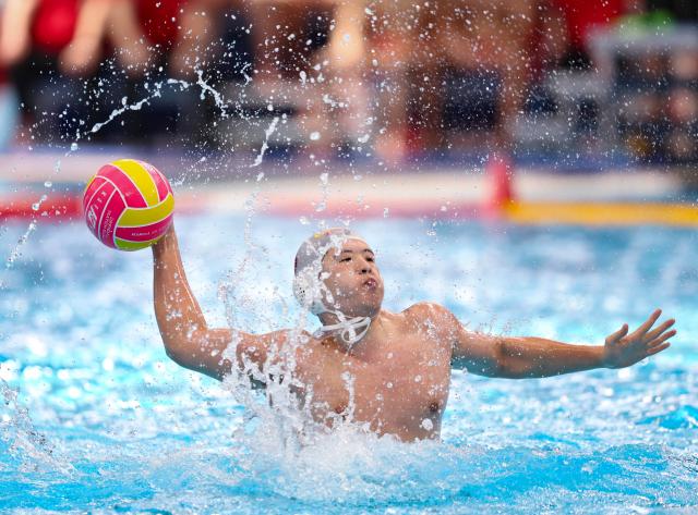 (250716) -- SINGAPORE, July 16, 2025 (Xinhua) -- Chen Yimin of China shoots during the men's preliminary round group D match of water polo between China and Montenegro at the World Aquatics Championships 2025 in Singapore, July 16, 2025. (Xinhua/Luo Yuan)