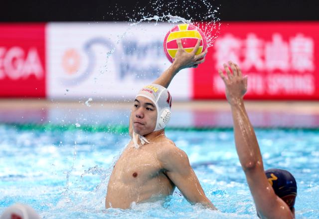 (250716) -- SINGAPORE, July 16, 2025 (Xinhua) -- Zhu Jiashao (L) of China competes during the men's preliminary round group D match of water polo between China and Montenegro at the World Aquatics Championships 2025 in Singapore, July 16, 2025. (Xinhua/Luo Yuan)