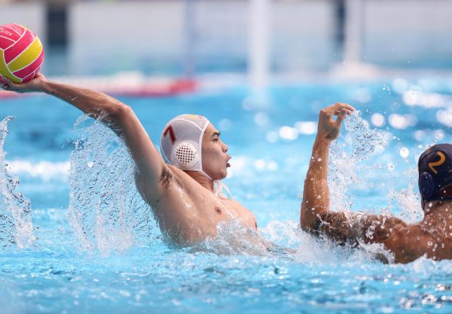 (250716) -- SINGAPORE, July 16, 2025 (Xinhua) -- Chen Zhongxian (L) of China competes during the men's preliminary round group D match of water polo between China and Montenegro at the World Aquatics Championships 2025 in Singapore, July 16, 2025. (Xinhua/Luo Yuan)