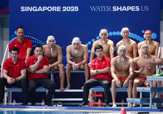 (250716) -- SINGAPORE, July 16, 2025 (Xinhua) -- Memebers of Team China react during the men's preliminary round group D match of water polo between China and Montenegro at the World Aquatics Championships 2025 in Singapore, July 16, 2025. (Xinhua/Luo Yuan)