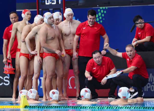 (250716) -- SINGAPORE, July 16, 2025 (Xinhua) -- Players of China receive instruction from head coach Ivan Asic (R) during the men's preliminary round group D match of water polo between China and Montenegro at the World Aquatics Championships 2025 in Singapore, July 16, 2025. (Xinhua/Luo Yuan)