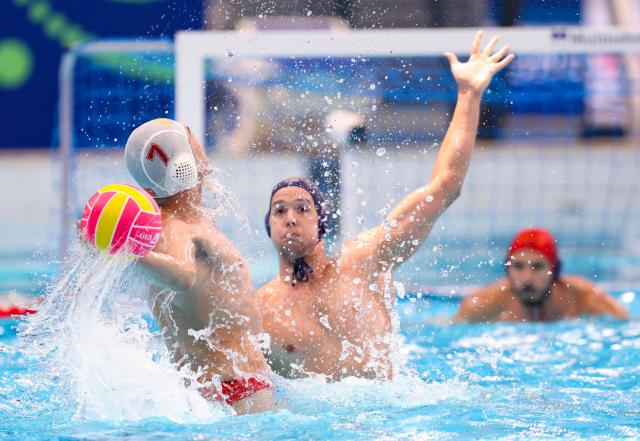 (250716) -- SINGAPORE, July 16, 2025 (Xinhua) -- Chen Zhongxian (L) of China shoots during the men's preliminary round group D match of water polo between China and Montenegro at the World Aquatics Championships 2025 in Singapore, July 16, 2025. (Xinhua/Luo Yuan)