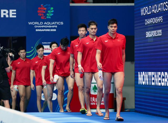 (250716) -- SINGAPORE, July 16, 2025 (Xinhua) -- Players of China arrive before the men's preliminary round group D match of water polo between China and Montenegro at the World Aquatics Championships 2025 in Singapore, July 16, 2025. (Xinhua/Luo Yuan)
