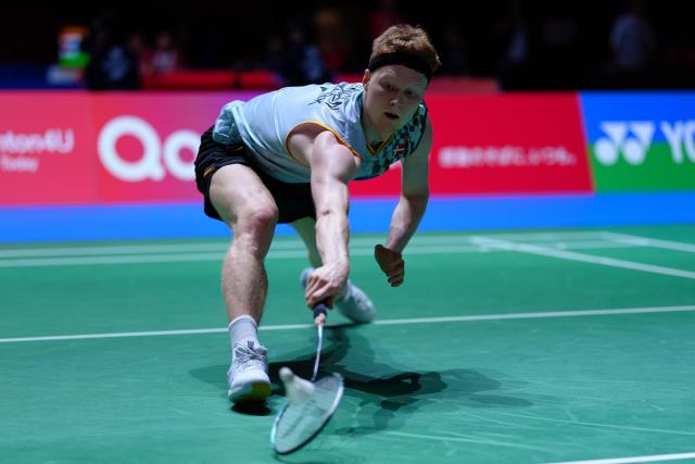 (250716) -- TOKYO, July 16, 2025 (Xinhua) -- Anders Antonsen hits a return during the men's singles round of 32 match between Lei Lanxi of China and Anders Antonsen of Denmark at the Japan Badminton Open 2025 in Tokyo, Japan, July 16, 2025. (Xinhua/Jia Haocheng)