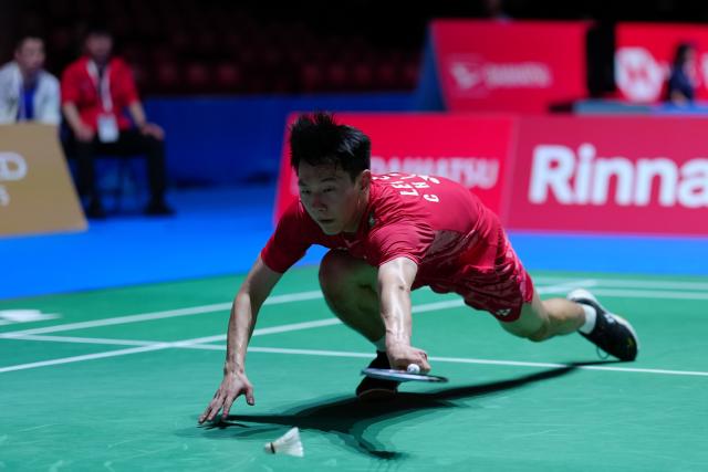 (250716) -- TOKYO, July 16, 2025 (Xinhua) -- Lei Lanxi hits a return during the men's singles round of 32 match between Lei Lanxi of China and Anders Antonsen of Denmark at the Japan Badminton Open 2025 in Tokyo, Japan, July 16, 2025. (Xinhua/Jia Haocheng)