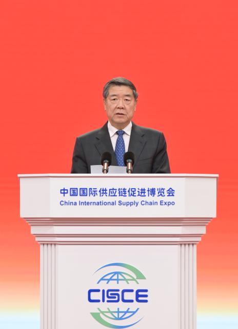 (250716) -- BEIJING, July 16, 2025 (Xinhua) -- Chinese Vice Premier He Lifeng, also a member of the Political Bureau of the Communist Party of China Central Committee, attends the opening ceremony of the third China International Supply Chain Expo and delivers a speech in Beijing, capital of China, July 16, 2025. (Xinhua/Gao Jie)