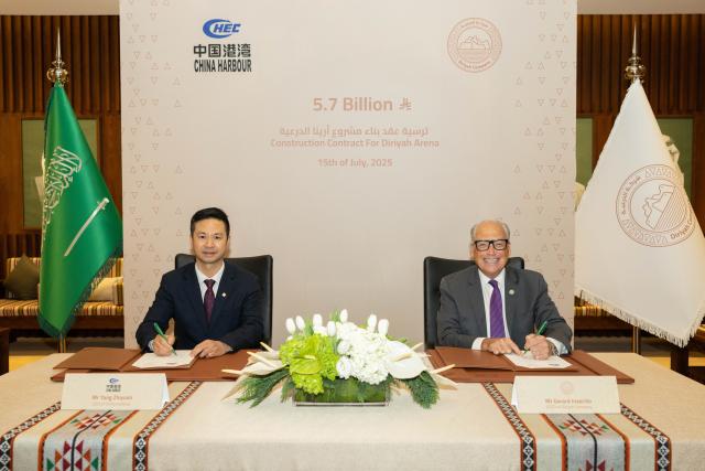 (250716) -- RIYADH, July 16, 2025 (Xinhua) -- Yang Zhiyuan (L), CEO of China Harbour Engineering Company Ltd. (Middle East) and Jerry Inzerillo, Group CEO of Diriyah Company, sign a contract in Riyadh, Saudi Arabia, on July 15, 2025. Saudi Arabia's Diriyah Company announced Wednesday that it has awarded a contract worth 1.53 billion U.S. dollars to China Harbour Engineering Company (CHEC) for the construction of the Diriyah Arena block near the Saudi capital Riyadh, which includes a multi-purpose indoor complex, three mixed-use office buildings, and a parking facility. (Diriyah Company/Handout via Xinhua)