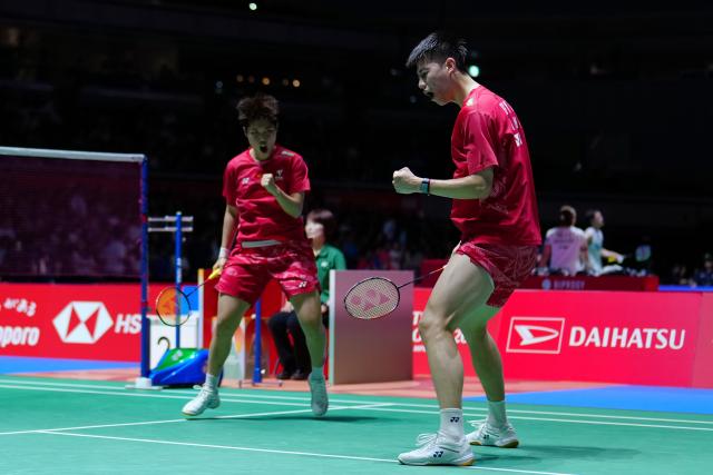 (250717) -- TOKYO, July 17, 2025 (Xinhua) -- Feng Yanzhe (R)/Huang Dongping celebrate scoring during the mixed doubles round of 16 match between Feng Yanzhe/Huang Dongping of China and Wang Chan/Jeong Na Eun of South Korea at the Japan Badminton Open 2025 in Tokyo, Japan, July 17, 2025. (Xinhua/Jia Haocheng)