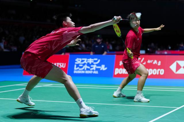 (250717) -- TOKYO, July 17, 2025 (Xinhua) -- Feng Yanzhe (L)/Huang Dongping compete during the mixed doubles round of 16 match between Feng Yanzhe/Huang Dongping of China and Wang Chan/Jeong Na Eun of South Korea at the Japan Badminton Open 2025 in Tokyo, Japan, July 17, 2025. (Xinhua/Jia Haocheng)