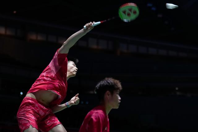 (250717) -- TOKYO, July 17, 2025 (Xinhua) -- Feng Yanzhe (L)/Huang Dongping compete during the mixed doubles round of 16 match between Feng Yanzhe/Huang Dongping of China and Wang Chan/Jeong Na Eun of South Korea at the Japan Badminton Open 2025 in Tokyo, Japan, July 17, 2025. (Xinhua/Jia Haocheng)