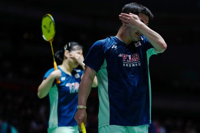 (250717) -- TOKYO, July 17, 2025 (Xinhua) -- Wang Chan (R)/Jeong Na Eun react during the mixed doubles round of 16 match between Feng Yanzhe/Huang Dongping of China and Wang Chan/Jeong Na Eun of South Korea at the Japan Badminton Open 2025 in Tokyo, Japan, July 17, 2025. (Xinhua/Jia Haocheng)