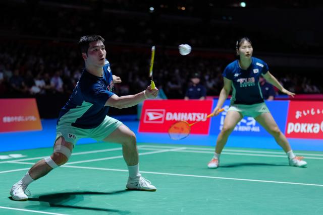 (250717) -- TOKYO, July 17, 2025 (Xinhua) -- Wang Chan (L)/Jeong Na Eun compete during the mixed doubles round of 16 match between Feng Yanzhe/Huang Dongping of China and Wang Chan/Jeong Na Eun of South Korea at the Japan Badminton Open 2025 in Tokyo, Japan, July 17, 2025. (Xinhua/Jia Haocheng)