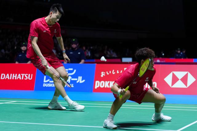 (250717) -- TOKYO, July 17, 2025 (Xinhua) -- Feng Yanzhe (L)/Huang Dongping compete during the mixed doubles round of 16 match between Feng Yanzhe/Huang Dongping of China and Wang Chan/Jeong Na Eun of South Korea at the Japan Badminton Open 2025 in Tokyo, Japan, July 17, 2025. (Xinhua/Jia Haocheng)