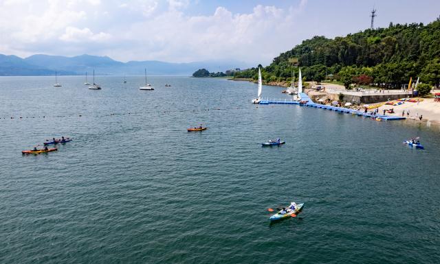 (250717) -- YUXI, July 17, 2025 (Xinhua) -- A drone photo taken on July 16, 2025 shows tourists enjoying kayaking on Fuxian Lake in Yuxi City, southwest China's Yunnan Province on July 16, 2025. The beautiful scenery of Fuxian Lake in summer has attracted tourists nationwide. (Xinhua/Chen Xinbo)