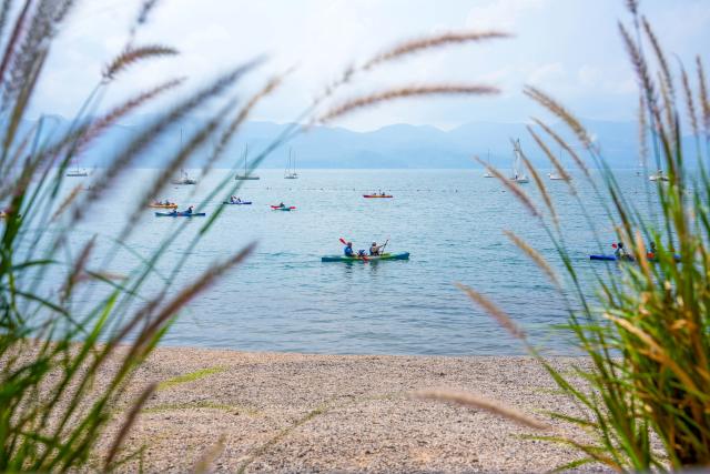(250717) -- YUXI, July 17, 2025 (Xinhua) -- Tourists enjoys kayaking on Fuxian Lake in Yuxi City, southwest China's Yunnan Province on July 16, 2025. The beautiful scenery of Fuxian Lake in summer has attracted tourists nationwide. (Xinhua/Chen Xinbo)