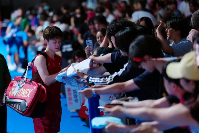 (250717) -- TOKYO, July 17, 2025 (Xinhua) -- Chen Yufei (L) signs autographs for fans after the women's singles round of 16 match between Chen Yufei of China and Michelle Li of Canada at the Japan Badminton Open 2025 in Tokyo, Japan, July 17, 2025. (Xinhua/Jia Haocheng)