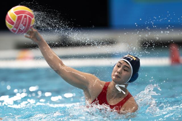 (250717) -- SINGAPORE, July 17, 2025 (Xinhua) -- Yan Siya of China competes during the women's crossover match of water polo between China and Italy at the World Aquatics Championships 2025 in Singapore, on July 17, 2025. (Xinhua/Wu Zhizun)