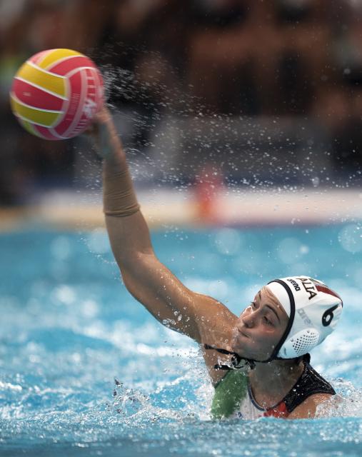 (250717) -- SINGAPORE, July 17, 2025 (Xinhua) -- Lucrezia Lys Cergol of Italy competes during the women's crossover match of water polo between China and Italy at the World Aquatics Championships 2025 in Singapore, on July 17, 2025. (Xinhua/Wu Zhizun)