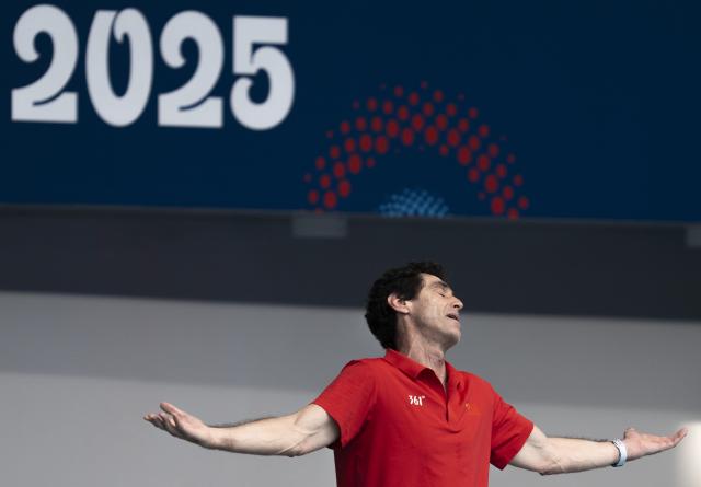 (250717) -- SINGAPORE, July 17, 2025 (Xinhua) -- Miguel Angel Oca Gaia, head coach of China, reacts during the women's crossover match of water polo between China and Italy at the World Aquatics Championships 2025 in Singapore, on July 17, 2025. (Xinhua/Wu Zhizun)