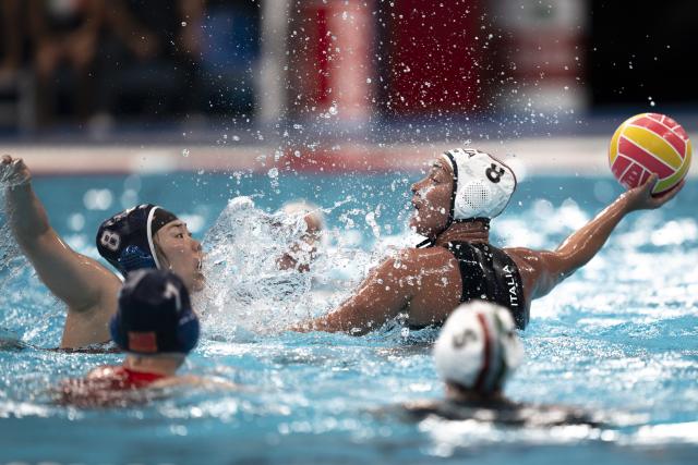 (250717) -- SINGAPORE, July 17, 2025 (Xinhua) -- Roberta Bianconi (R) of Italy competes during the women's crossover match of water polo between China and Italy at the World Aquatics Championships 2025 in Singapore, on July 17, 2025. (Xinhua/Wu Zhizun)