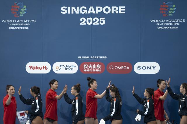 (250717) -- SINGAPORE, July 17, 2025 (Xinhua) -- Players of China and Italy greet each other before the women's crossover match of water polo between China and Italy at the World Aquatics Championships 2025 in Singapore, on July 17, 2025. (Xinhua/Wu Zhizun)