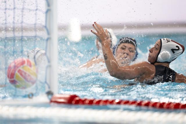 (250717) -- SINGAPORE, July 17, 2025 (Xinhua) -- Morena Leone of Italy competes during the women's crossover match of water polo between China and Italy at the World Aquatics Championships 2025 in Singapore, on July 17, 2025. (Xinhua/Wu Zhizun)
