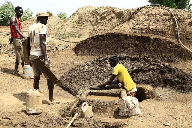 (250718) -- OMDURMAN, July 18, 2025 (Xinhua) -- A worker presses clay into an iron mold to shape bricks in Omdurman, north of the Sudanese capital Khartoum, Sudan, July 17, 2025. Following the Sudanese army's recapture of Khartoum from the paramilitary Rapid Support Forces, displaced residents began returning home. Facing ruined homes and scarce resources, they started to rebuild houses using whatever materials available. Along the Nile in Khartoum and Omdurman, workers shape seasonal silt into bricks, then dry and fire them as generations before. (Photo by Mohamed Khidir/Xinhua)