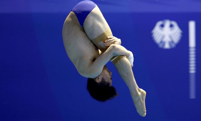 (250719) -- BERLIN, July 19, 2025 (Xinhua) -- Hu Yukang of China competes during the men's 3m springboard final of diving at the Rhine-Ruhr 2025 FISU World University Games in Berlin, Germany, July 18, 2025. (Xinhua/Li Ying)