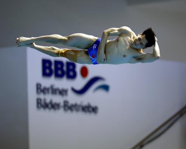 (250719) -- BERLIN, July 19, 2025 (Xinhua) -- Hu Yukang of China competes during the men's 3m springboard final of diving at the Rhine-Ruhr 2025 FISU World University Games in Berlin, Germany, July 18, 2025. (Xinhua/Li Ying)