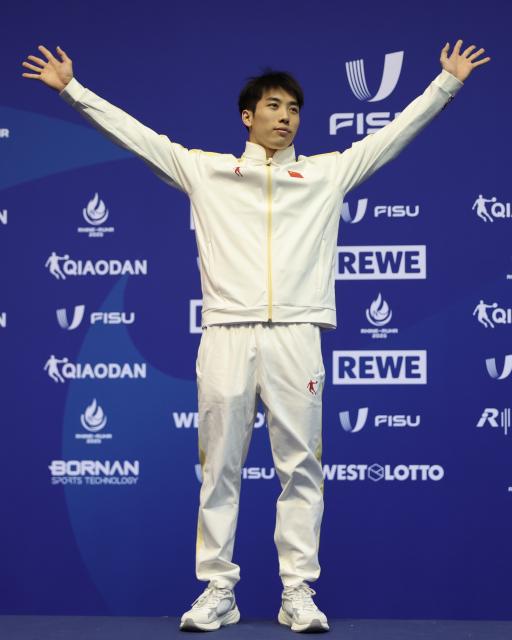 (250719) -- BERLIN, July 19, 2025 (Xinhua) -- Sliver medalist Hu Yukang of China reacts during the awarding ceremony for the men's 3m springboard final of diving at the Rhine-Ruhr 2025 FISU World University Games in Berlin, Germany, July 18, 2025. (Xinhua/Du Zheyu)