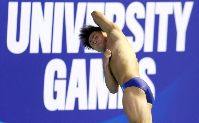 (250719) -- BERLIN, July 19, 2025 (Xinhua) -- Zhang Wenao of China competes during the men's 3m springboard final of diving at the Rhine-Ruhr 2025 FISU World University Games in Berlin, Germany, July 18, 2025. (Xinhua/Li Ying)