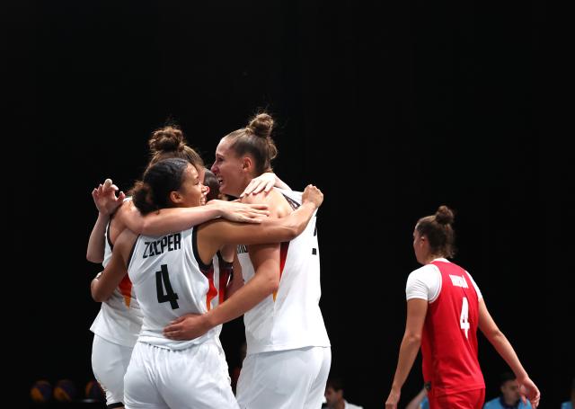 (250720) -- BOCHUM, July 20, 2025 (Xinhua) -- Players of Germany celebrate after the women's 3X3 basketball semifinal between Germany and the Czech Republic at Rhine-Ruhr 2025 FISU World University Games in Bochum, Germany, July 20, 2025. (Xinhua/Zhang Chen)