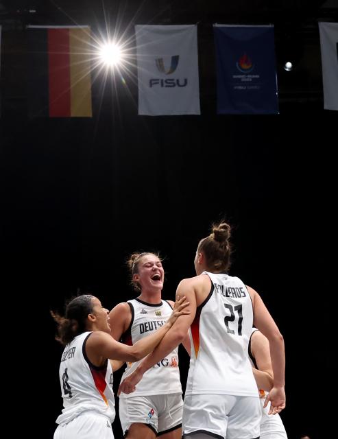 (250720) -- BOCHUM, July 20, 2025 (Xinhua) -- Players of Germany celebrate after the women's 3X3 basketball semifinal between Germany and the Czech Republic at Rhine-Ruhr 2025 FISU World University Games in Bochum, Germany, July 20, 2025. (Xinhua/Zhang Chen)