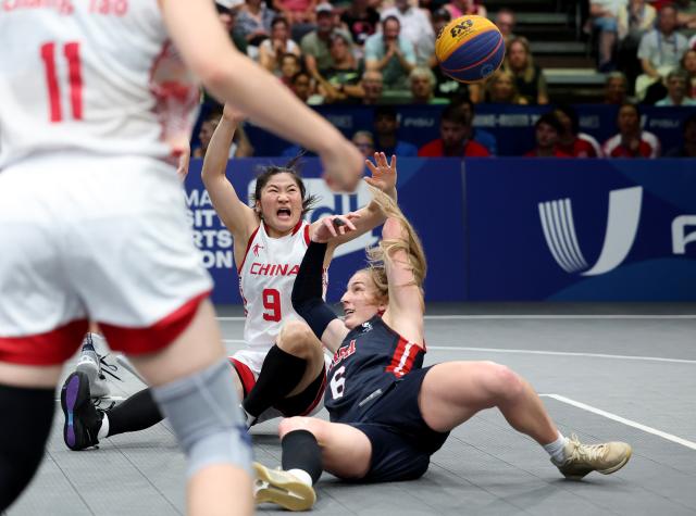 (250720) -- BOCHUM, July 20, 2025 (Xinhua) -- Liu Bei (C) of China passes the ball over Lee Jackson Volker of the United States during the women's 3X3 basketball semifinal between China and the United States at Rhine-Ruhr 2025 FISU World University Games in Bochum, Germany, July 20, 2025. (Xinhua/Zhang Chen)