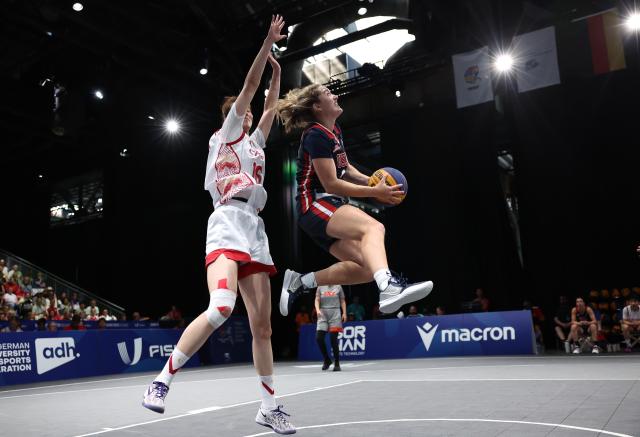 (250720) -- BOCHUM, July 20, 2025 (Xinhua) -- Talya Ann Brugler (R) of the United States goes up for a basket during the women's 3X3 basketball semifinal between China and the United States at Rhine-Ruhr 2025 FISU World University Games in Bochum, Germany, July 20, 2025. (Xinhua/Zhang Chen)