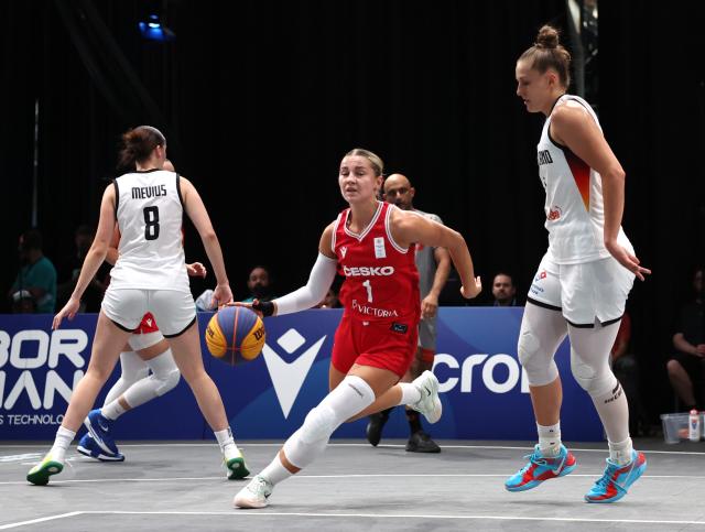 (250720) -- BOCHUM, July 20, 2025 (Xinhua) -- Jesika Maud Hibalova (C) of the Czech Republic breaks through during the women's 3X3 basketball semifinal between Germany and the Czech Republic at Rhine-Ruhr 2025 FISU World University Games in Bochum, Germany, July 20, 2025. (Xinhua/Zhang Chen)