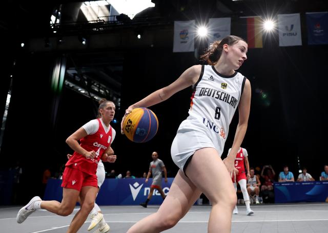 (250720) -- BOCHUM, July 20, 2025 (Xinhua) -- Elisa Mevius (R) of Germany controls the ball during the women's 3X3 basketball semifinal between Germany and the Czech Republic at Rhine-Ruhr 2025 FISU World University Games in Bochum, Germany, July 20, 2025. (Xinhua/Zhang Chen)