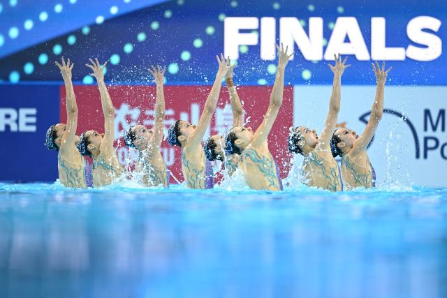 (250720) -- SINGAPORE, July 20, 2025 (Xinhua) -- Team China perform during the team free final of artistic swimming at the World Aquatics Championships in Singapore, July 20, 2025. (Xinhua/Xue Yuge)