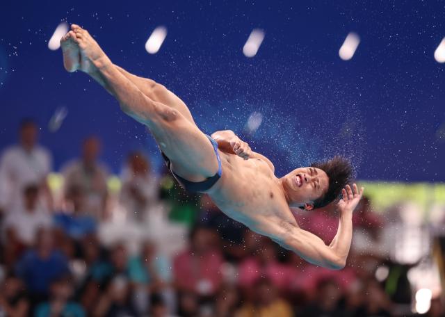 (250726) -- SINGAPORE, July 26, 2025 (Xinhua) -- Elvis Priestly Anak Clement of Malaysia competes during mixed 3m & 10m team final of diving at the World Aquatics Championships in Singapore, July 26, 2025. (Xinhua/Luo Yuan)