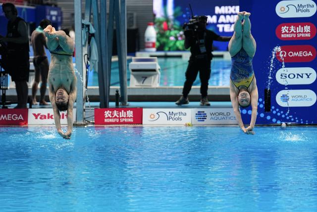 (250726) -- SINGAPORE, July 26, 2025 (Xinhua) -- Mikami Sayaka (R) / Nishida Reo of Japan compete during mixed 3m & 10m team final of diving at the World Aquatics Championships in Singapore, July 26, 2025. (Xinhua/Xue Yuge)