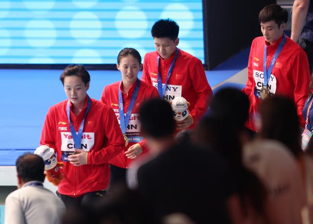 (250726) -- SINGAPORE, July 26, 2025 (Xinhua) -- Gold medalists Team China react after the awarding ceremony for the mixed 3m & 10m team of diving at the World Aquatics Championships in Singapore, July 26, 2025. (Xinhua/Luo Yuan)