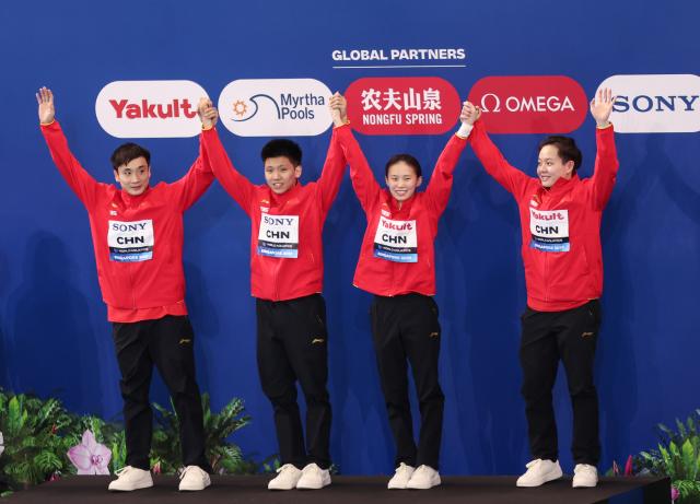 (250726) -- SINGAPORE, July 26, 2025 (Xinhua) -- Gold medalists Team China react during the awarding ceremony for the mixed 3m & 10m team of diving at the World Aquatics Championships in Singapore, July 26, 2025. (Xinhua/Luo Yuan)