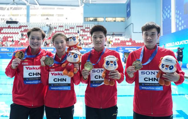(250726) -- SINGAPORE, July 26, 2025 (Xinhua) -- Gold medalists Team China pose for photo after the awarding ceremony for the mixed 3m & 10m team of diving at the World Aquatics Championships in Singapore, July 26, 2025. (Xinhua/Xue Yuge)