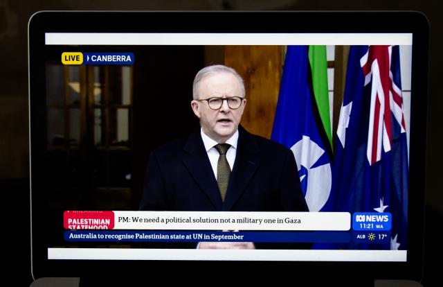 (250811) -- SYDNEY, Aug. 11, 2025 (Xinhua) -- This laptop screen shows a broadcast of Australian Prime Minister Anthony Albanese's press conference on Aug. 11, 2025. Albanese said on Monday that Australia will officially recognize the State of Palestine at the 80th session of the United Nations General Assembly in September. (Xinhua/Ma Ping)