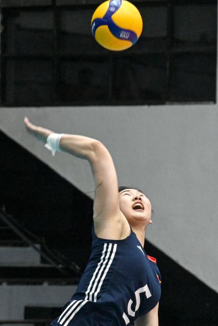 (250811) -- SURABAYA, Aug. 11, 2025 (Xinhua) -- Li Chenxuan of China serves during the preliminary phase Group B match between China and Mexico at the Volleyball Women's U21 World Championship in Surabaya, East Java province, Indonesia, on Aug. 11, 2025. (Xinhua/Agung Kuncahya B.)