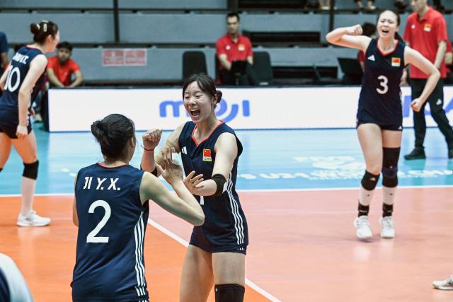 (250811) -- SURABAYA, Aug. 11, 2025 (Xinhua) -- Players of China celebrate scoring during the preliminary phase Group B match between China and Mexico at the Volleyball Women's U21 World Championship in Surabaya, East Java province, Indonesia, on Aug. 11, 2025. (Xinhua/Agung Kuncahya B.)