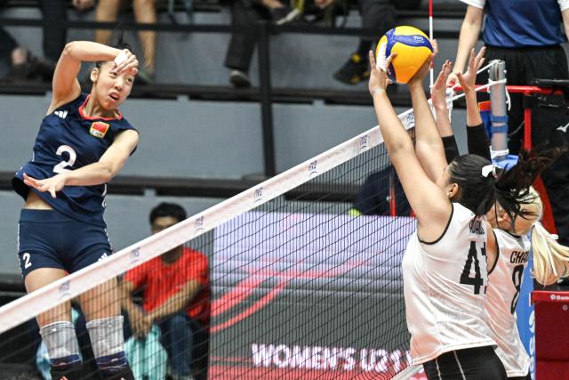 (250811) -- SURABAYA, Aug. 11, 2025 (Xinhua) -- Ji Yuxiao (L) of China spikes the ball against Kiara Ramirez Avalos (2nd R) and Alondra Chavez Solorzano of Mexico during the preliminary phase Group B match between China and Mexico at the Volleyball Women's U21 World Championship in Surabaya, East Java province, Indonesia, on Aug. 11, 2025. (Xinhua/Agung Kuncahya B.)