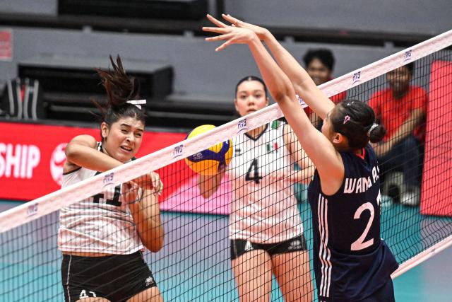(250811) -- SURABAYA, Aug. 11, 2025 (Xinhua) -- Wang Aoqian (R) of China blocks the ball against Kiara Ramirez Avalos of Mexico during the preliminary phase Group B match between China and Mexico at the Volleyball Women's U21 World Championship in Surabaya, East Java province, Indonesia, on Aug. 11, 2025. (Xinhua/Agung Kuncahya B.)