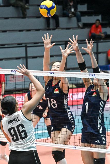 (250811) -- SURABAYA, Aug. 11, 2025 (Xinhua) -- Zhao Zhexi (1st R) and Shan Linqian (2nd R) of China block during the preliminary phase Group B match between China and Mexico at the Volleyball Women's U21 World Championship in Surabaya, East Java province, Indonesia, on Aug. 11, 2025. (Xinhua/Agung Kuncahya B.)